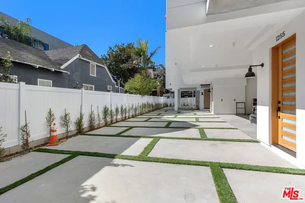 $3,995 | 1253 North Gower Street, Los Angeles, CA 90038