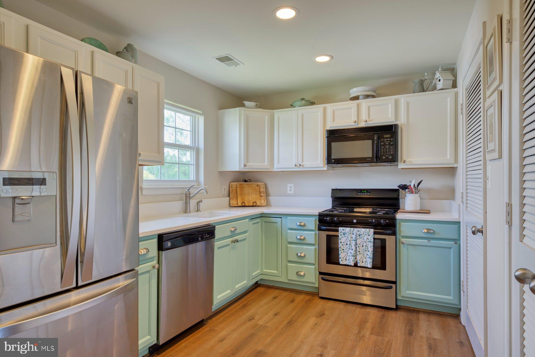 513 Constellation Square Southeast, Unit F Leesburg, VA 20175 - Photo 11 of 43 Kitchen - stainless appliances, quartz counters