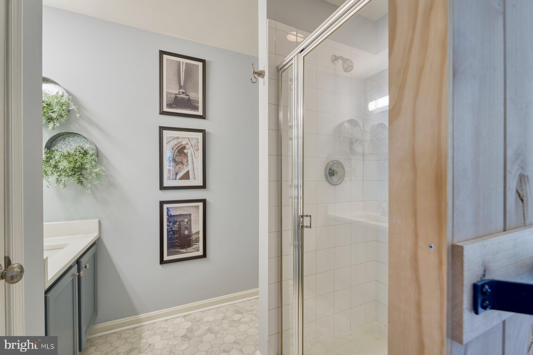 513 Constellation Square Southeast, Unit F Leesburg, VA 20175 - Photo 15 of 43 Full bathroom (1 of 2)