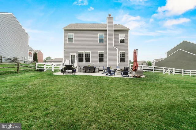 a front view of house with yard