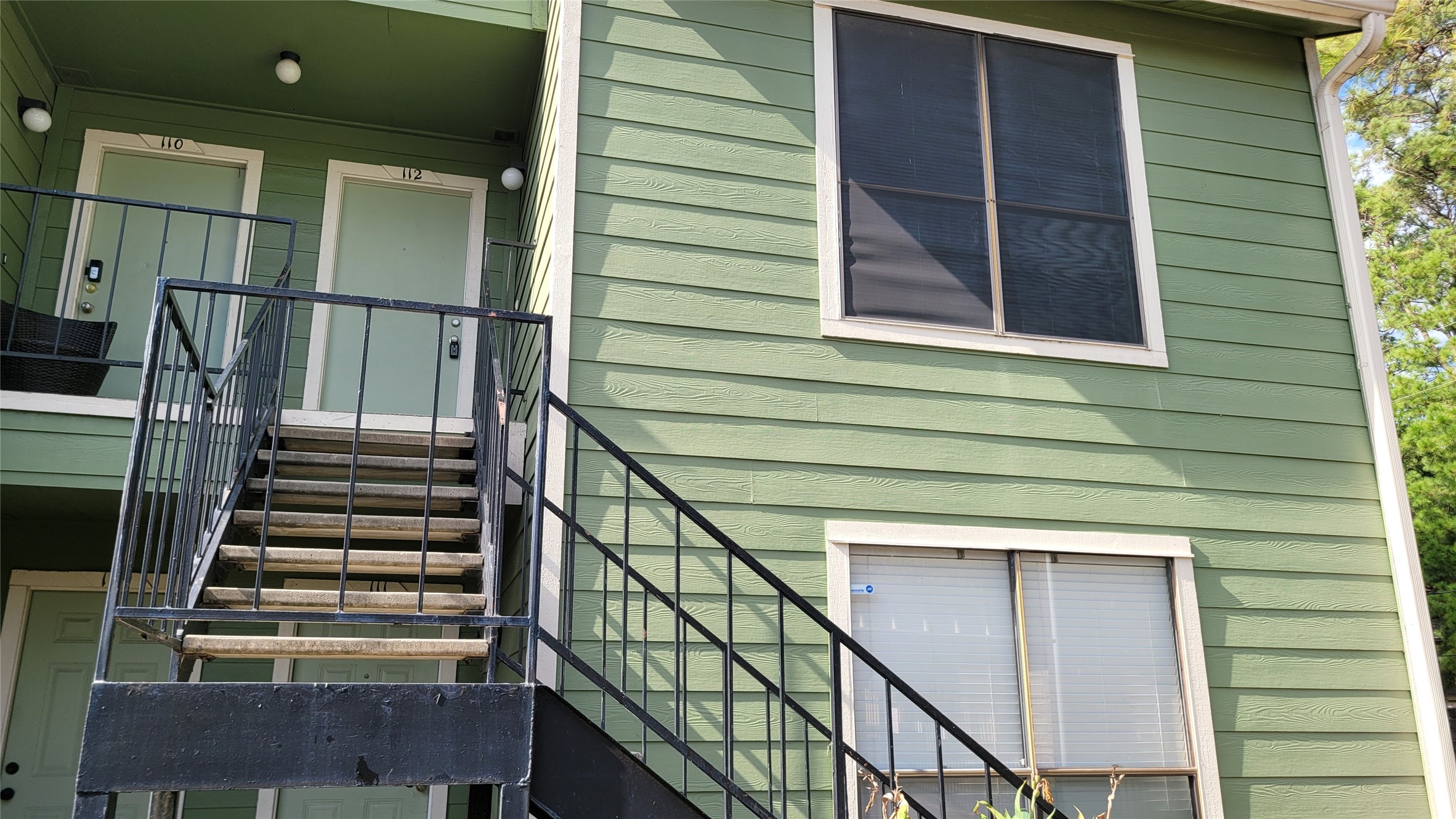 a view of entryway with a front door