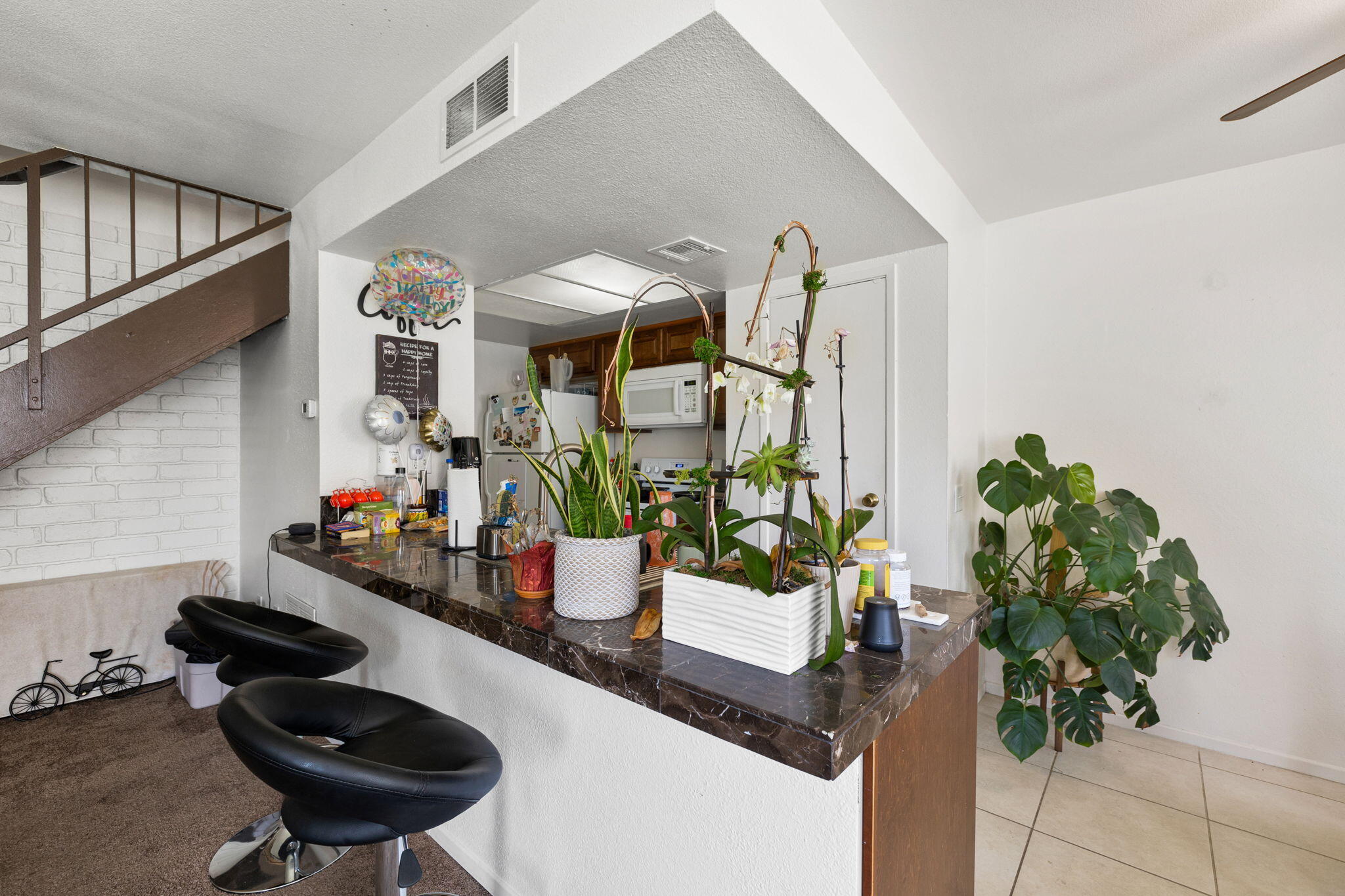 72632 Raven Road, Unit 2 Palm Desert, CA 92260 - Photo 5 of 30 a living room with furniture and a potted plant