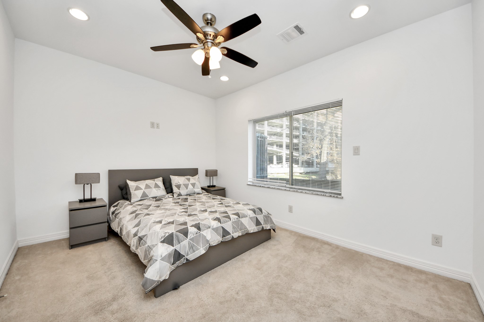 146 Carson Court Houston, TX 77004 - Photo 7 of 38