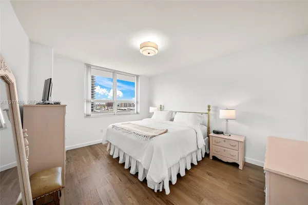 $680,000 | 2000 North Bayshore Drive, Unit 1502, Miami, FL 33137