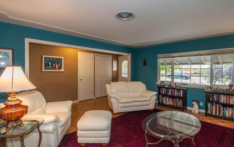 3983 Roesner Avenue Redding, CA 96002 - Photo 5 of 31 Living room and entry