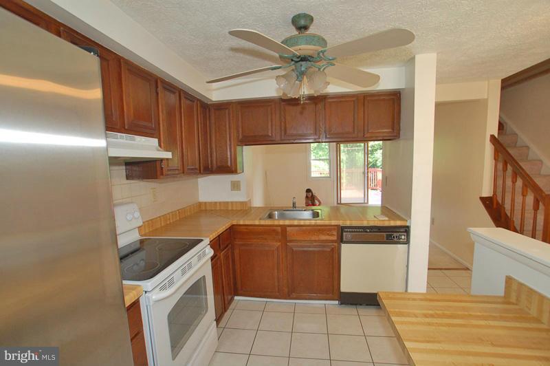12516 Cross Ridge Way Germantown, MD 20874 - Photo 14 of 18 Kitchen