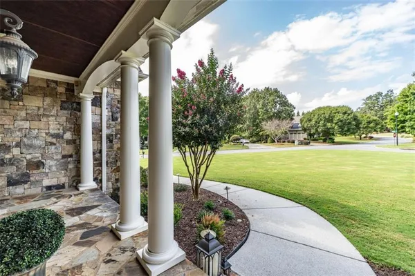 a view of a back yard