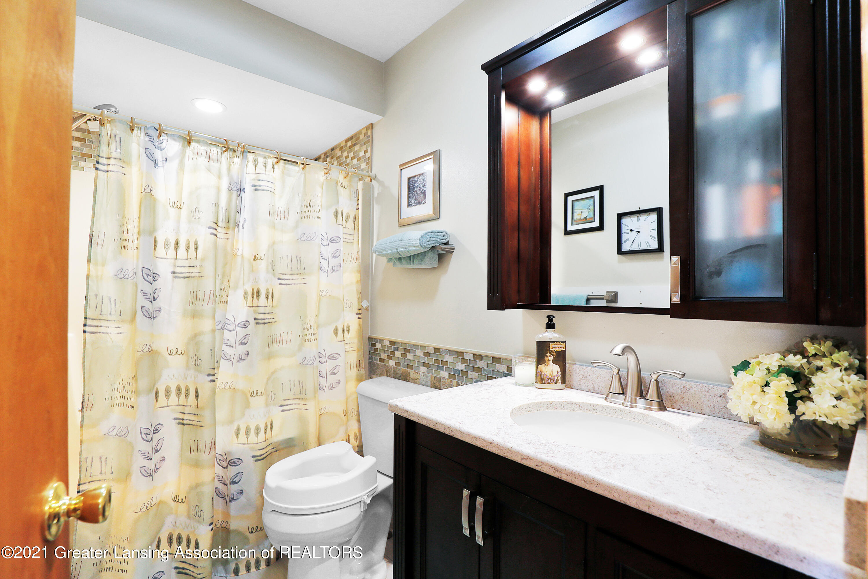 5475 Harper Road Holt, MI 48842 - Photo 18 of 33 1st floor bath