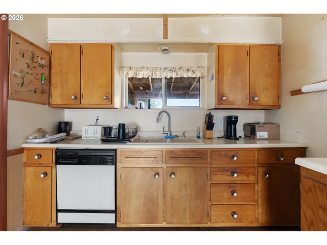 $249,000 | 2812 West Sanders Avenue, Roseburg, OR 97471