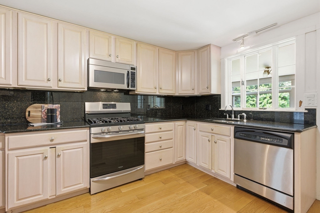 127 Larchmont Road Melrose, MA 02176 - Photo 10 of 42