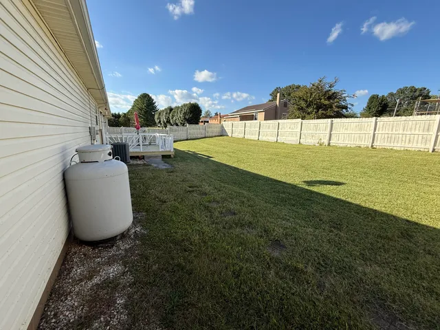 a view of a backyard