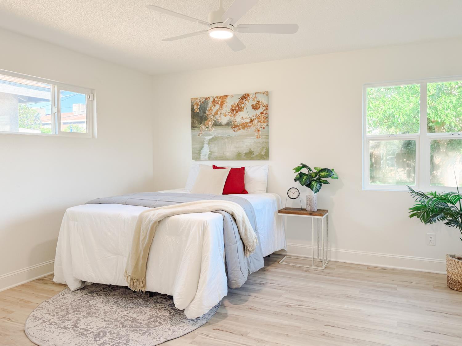 878 Carol Avenue Merced, CA 95341 - Photo 28 of 41 a bed room with a bed and a potted plant