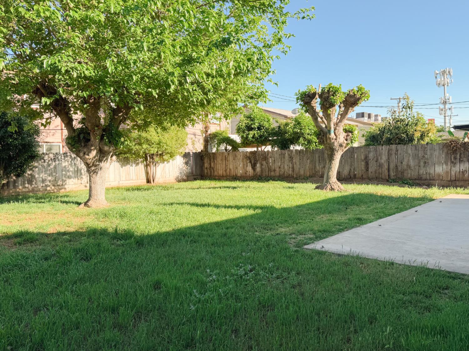878 Carol Avenue Merced, CA 95341 - Photo 38 of 41 a view of a backyard with a garden