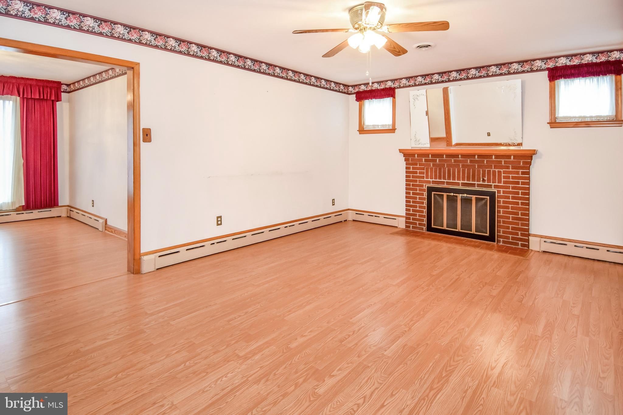 4501 Ridge Road Baltimore, MD 21236 - Photo 3 of 27 Living Room
