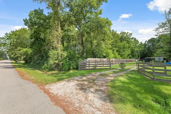 a view of a back yard