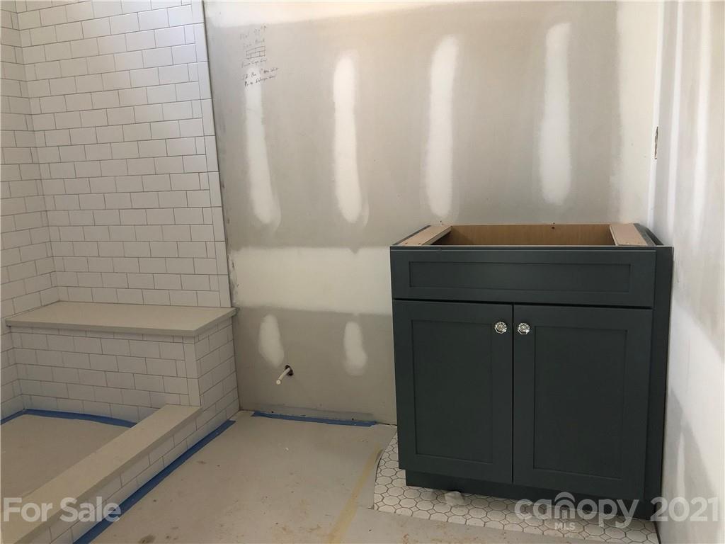 5520 Closeburn Road Charlotte, NC 28210 - Photo 5 of 32 a bathroom with a bathtub