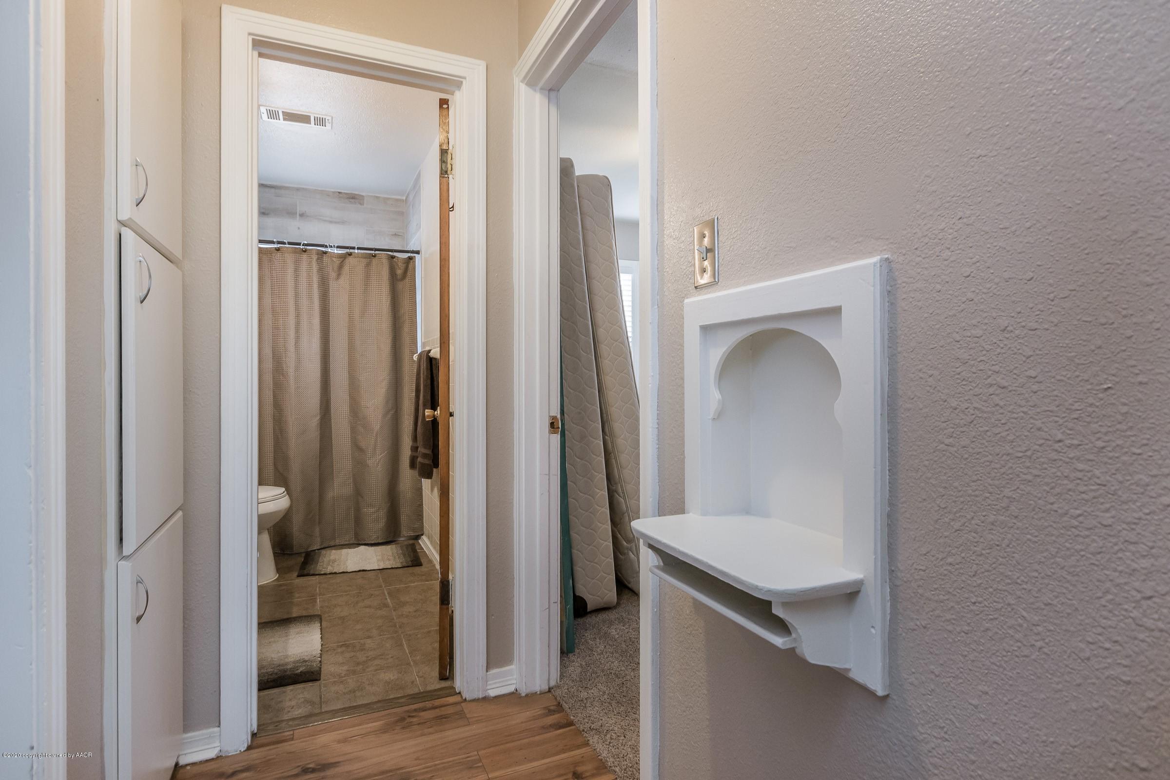 4301 South Jackson Street Amarillo, TX 79110 - Photo 14 of 18 a view of hallway with sink and wooden floor