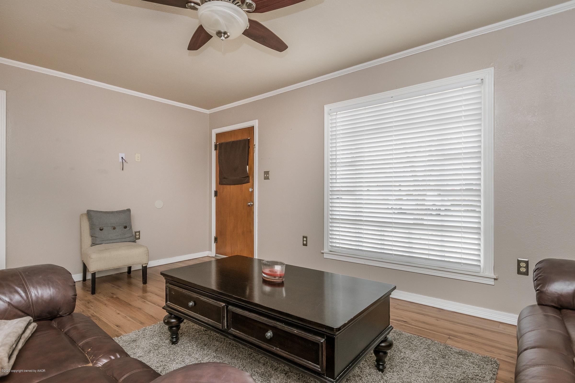 4301 South Jackson Street Amarillo, TX 79110 - Photo 3 of 18 a living room with furniture
