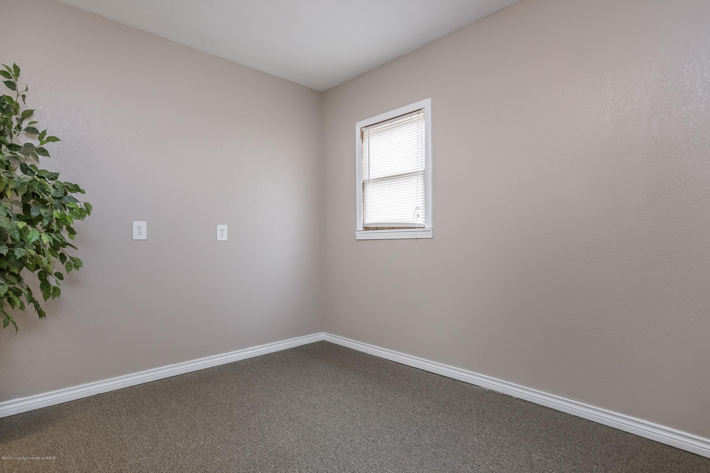 4301 South Jackson Street Amarillo, TX 79110 - Photo 9 of 18 an empty room with a window