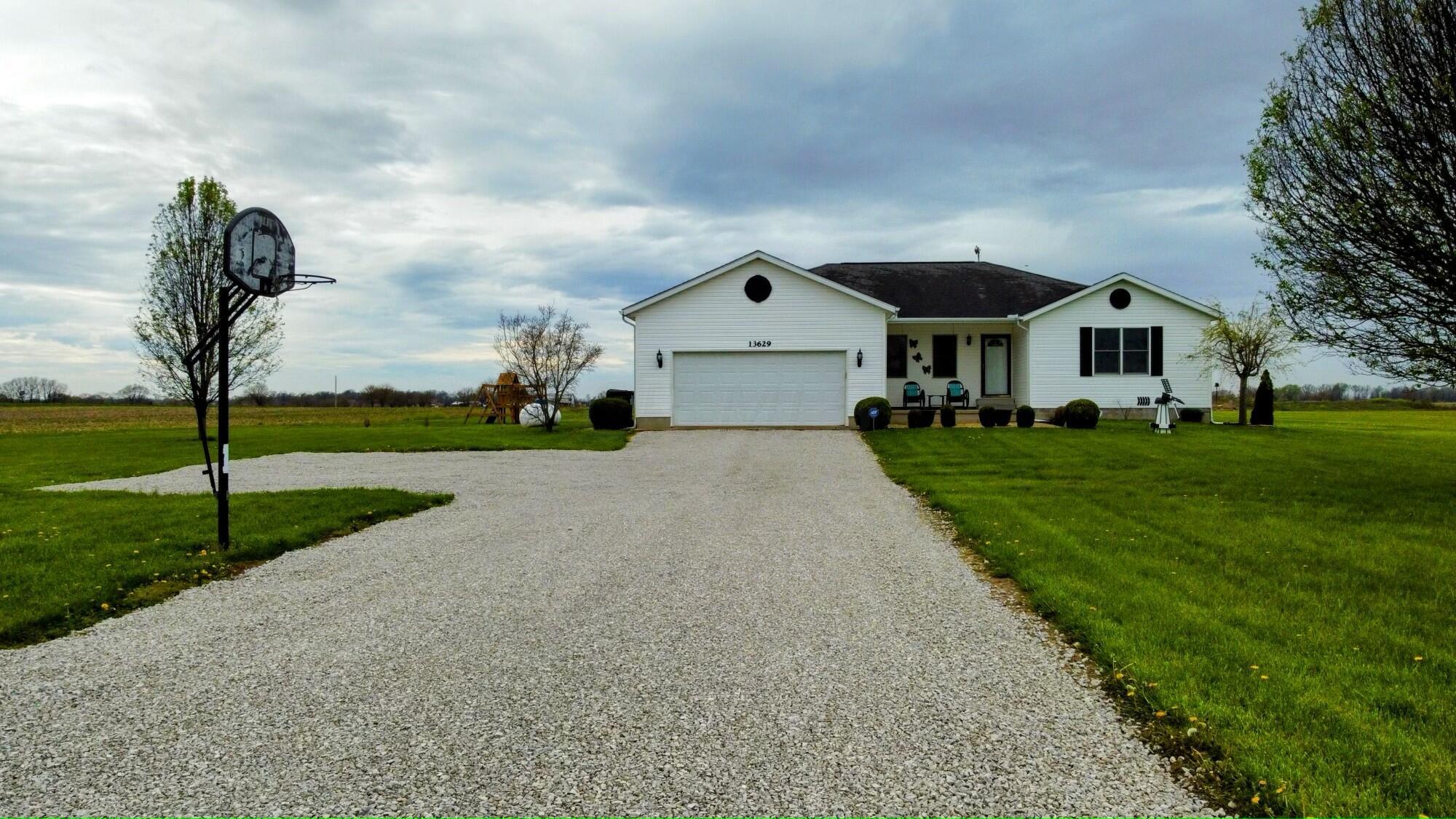 13629 Hoover Road Ashville, OH 43103 - Photo 1 of 25 Front driveway