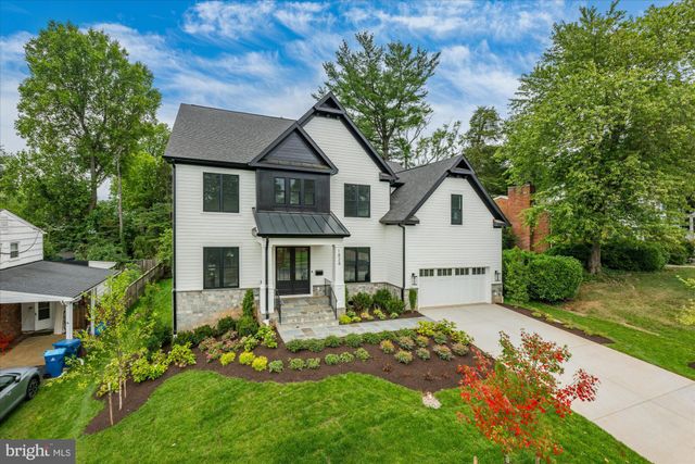 a view of an entryway with a livingroom