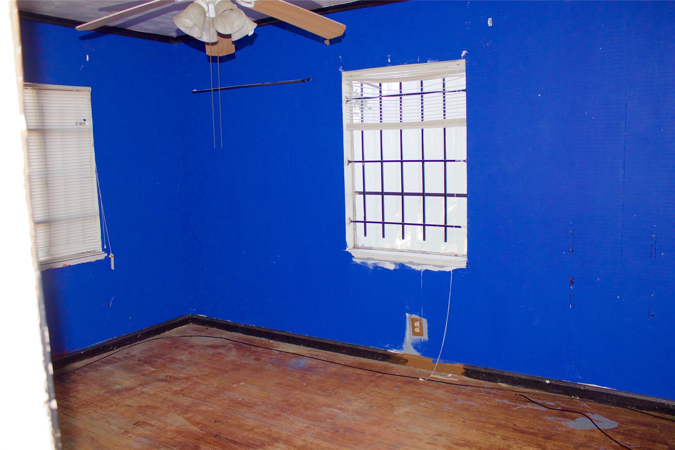 5218 Penfield Lane Houston, TX 77021 - Photo 9 of 11 a view of empty room with window