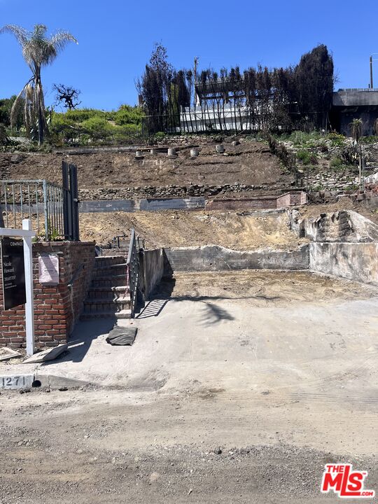 1271 Monument Street Pacific Palisades, CA 90272 - Photo 5 of 7 a view of a backyard of a house