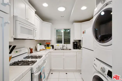 $1,700,000 | 619 Milwood Avenue, Venice, CA 90291