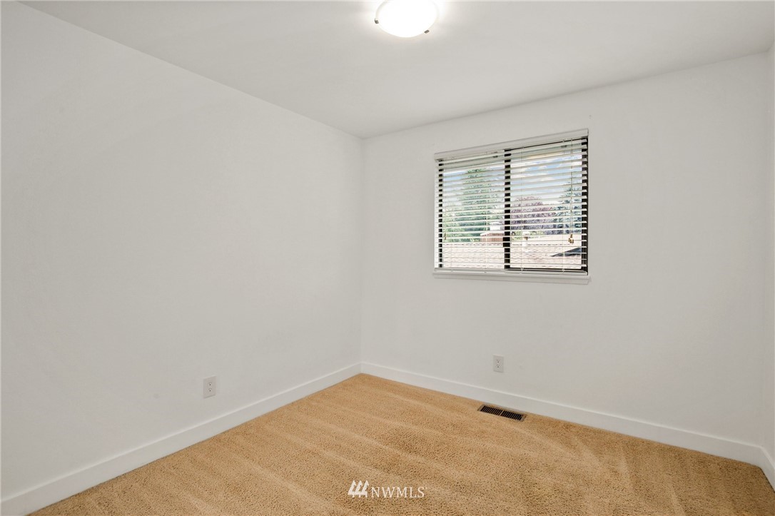 15504 Southeast 178th Place Renton, WA 98058 - Photo 24 of 40 an empty room with a window