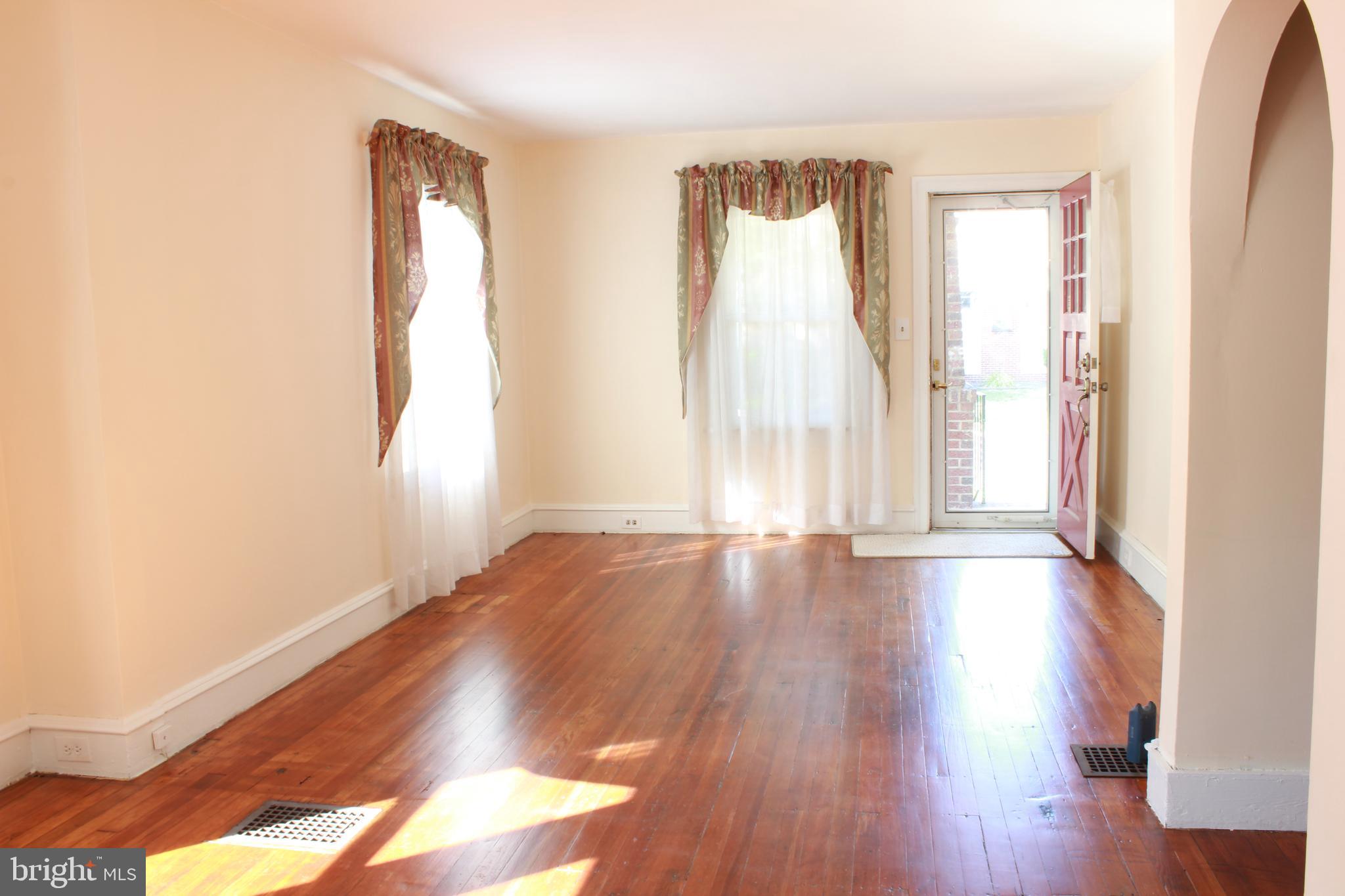 34 South Poplar Avenue Maple Shade, NJ 08052 - Photo 9 of 19 Living room