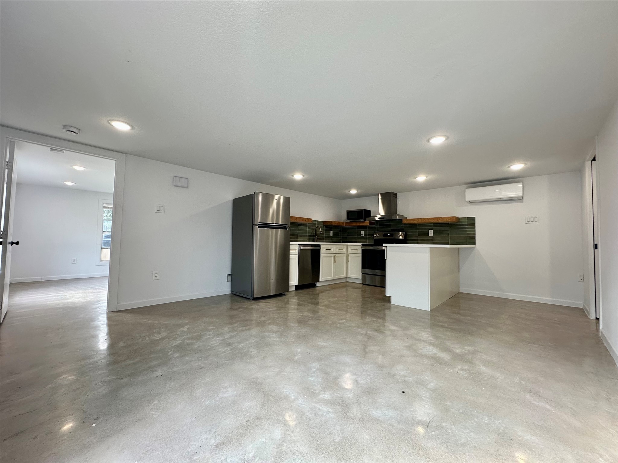 808 Oakhurst Street, Unit 3 Houston, TX 77023 - Photo 2 of 10 a view of kitchen