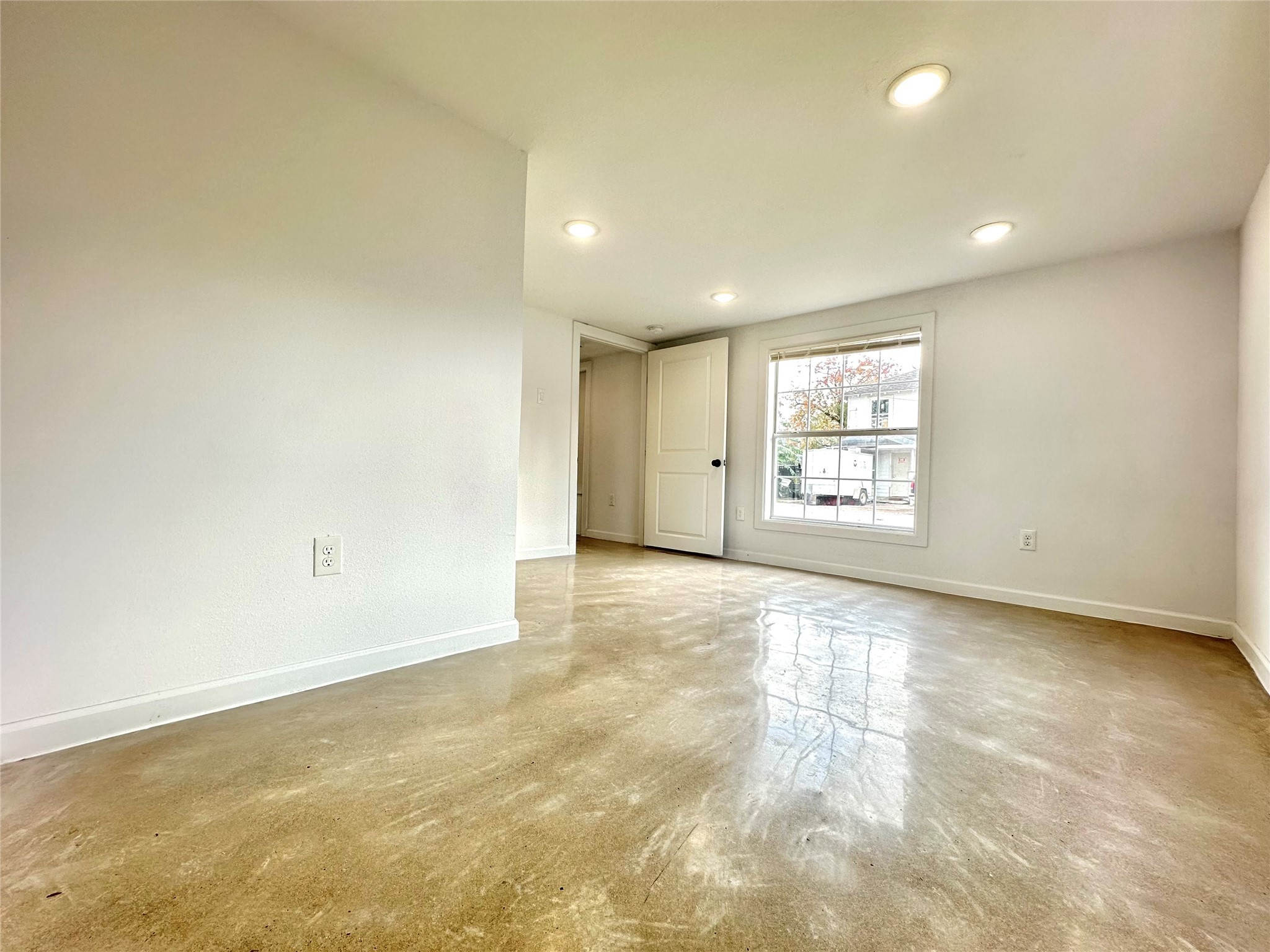 808 Oakhurst Street, Unit 3 Houston, TX 77023 - Photo 4 of 10 an empty room with windows