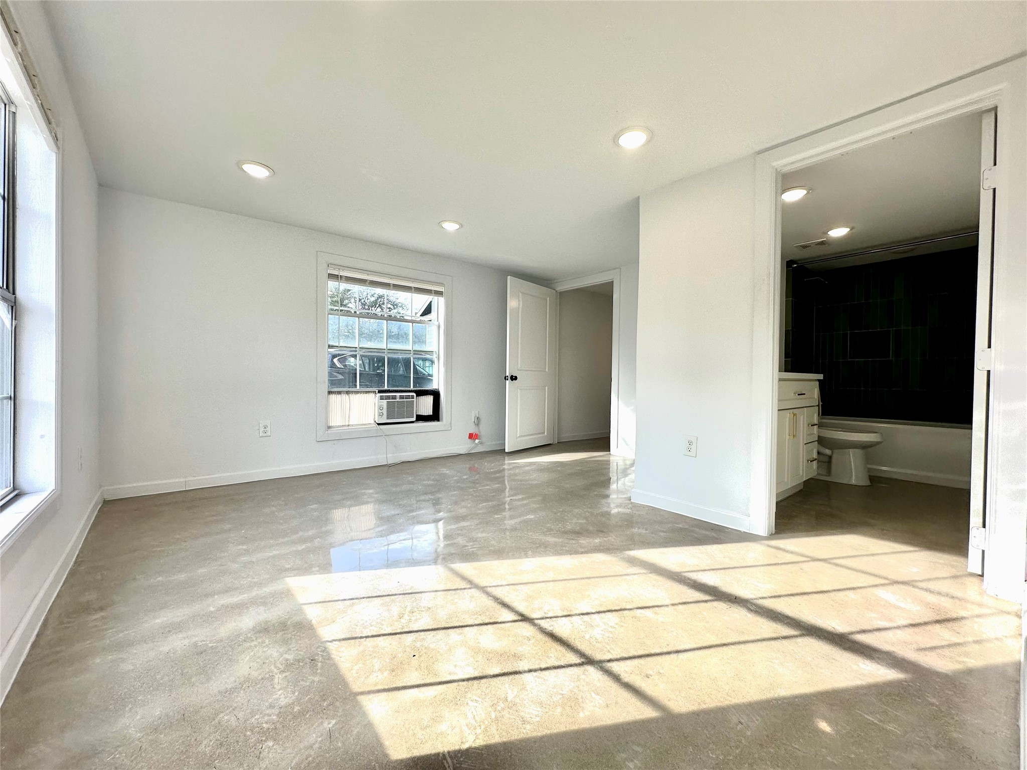 808 Oakhurst Street, Unit 3 Houston, TX 77023 - Photo 7 of 10 a view of a hallway with windows and entryway