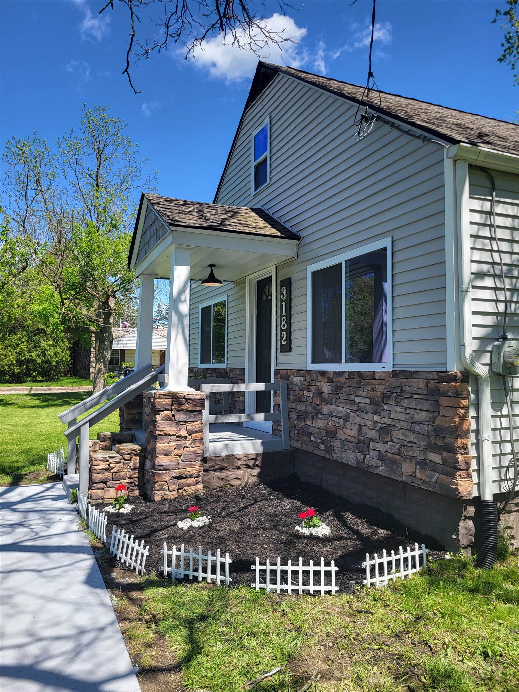 3182 North Center Road Flint, MI 48506 - Photo 2 of 34 50141519-d3e7a983-b5cb-4256-8eb6-4b1ae9458e8d.JPG