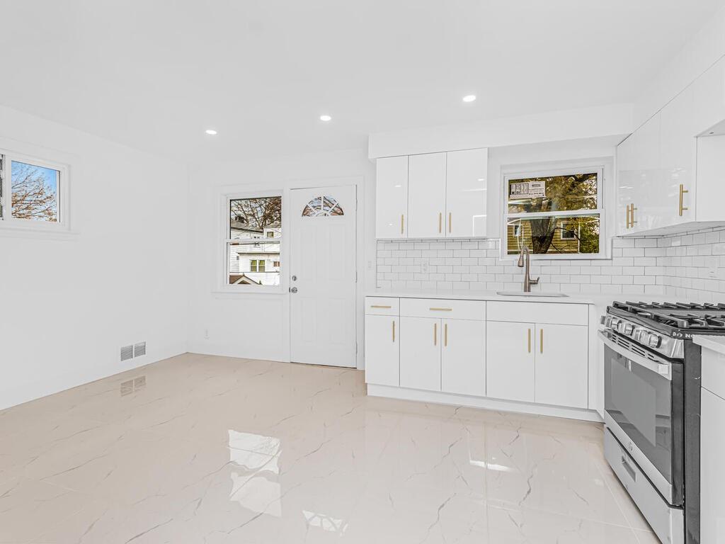 4062 Ely Avenue Bronx, NY 10466 - Photo 12 of 33