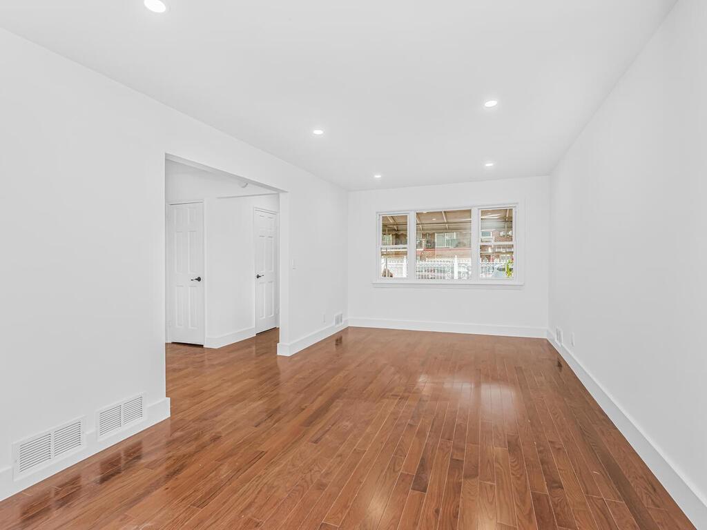 4062 Ely Avenue Bronx, NY 10466 - Photo 7 of 33