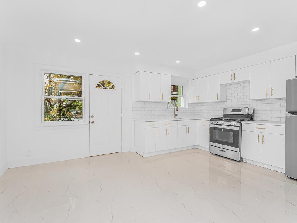 4062 Ely Avenue Bronx, NY 10466 - Photo 9 of 33