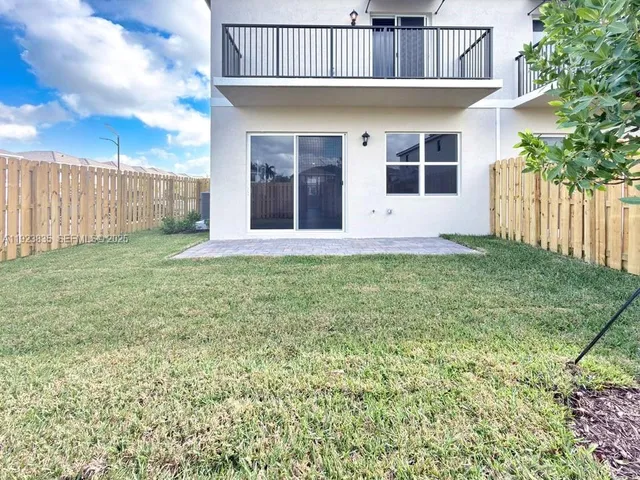 a view of a back yard of the house