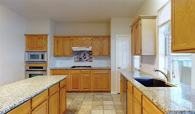 $2,900 | 2810 White Oak Lane, Pearland, TX 77581