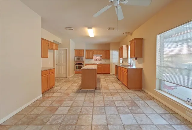 $2,900 | 2810 White Oak Lane, Pearland, TX 77581