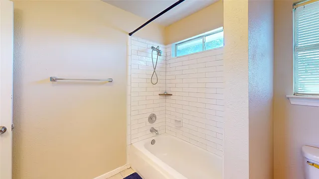 $2,900 | 2810 White Oak Lane, Pearland, TX 77581