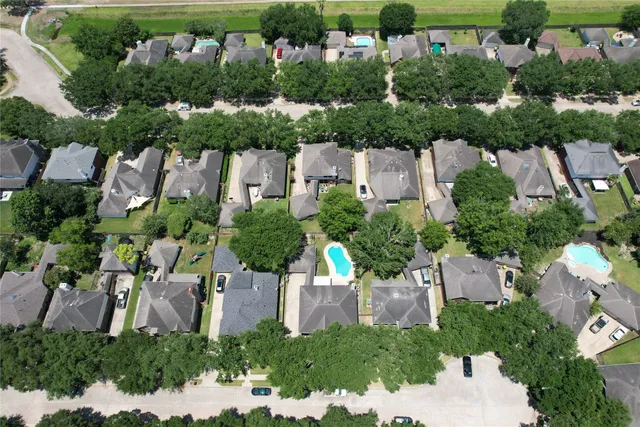 $2,900 | 2810 White Oak Lane, Pearland, TX 77581