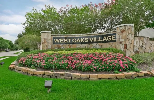 $2,900 | 2810 White Oak Lane, Pearland, TX 77581