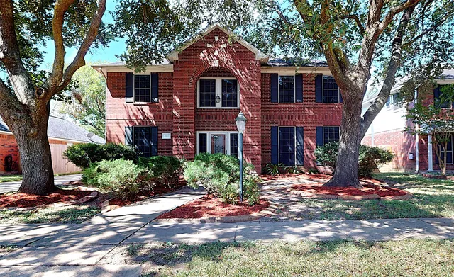 $2,900 | 2810 White Oak Lane, Pearland, TX 77581
