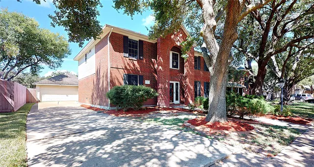 $2,900 | 2810 White Oak Lane, Pearland, TX 77581