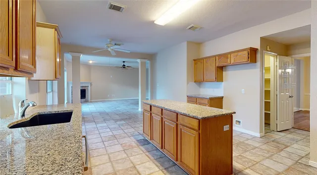 $2,900 | 2810 White Oak Lane, Pearland, TX 77581