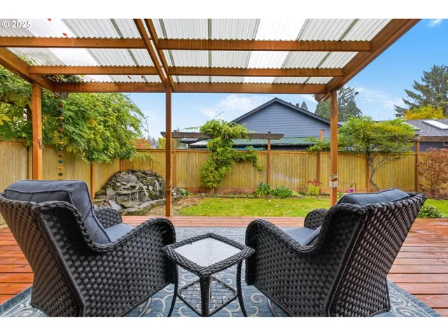 a view of a house with backyard and garden