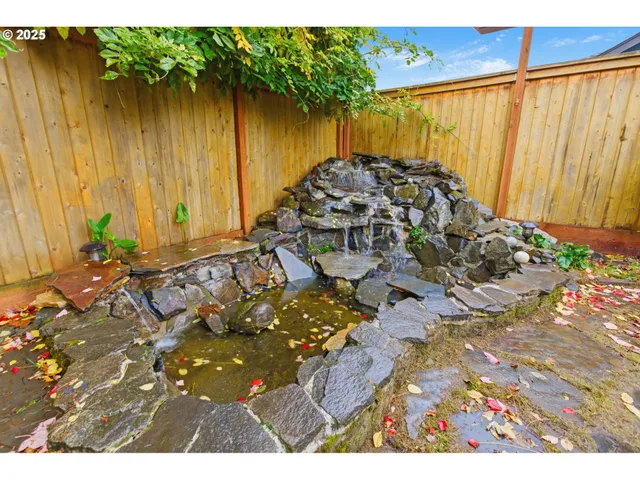 a view of a backyard