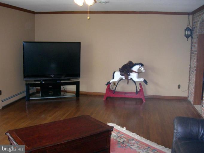 2910 Dublin Road Street, MD 21154 - Photo 4 of 30 Extra large Family Room with Refinished Hardwood
