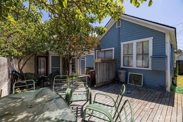 a view of entryway with workspace